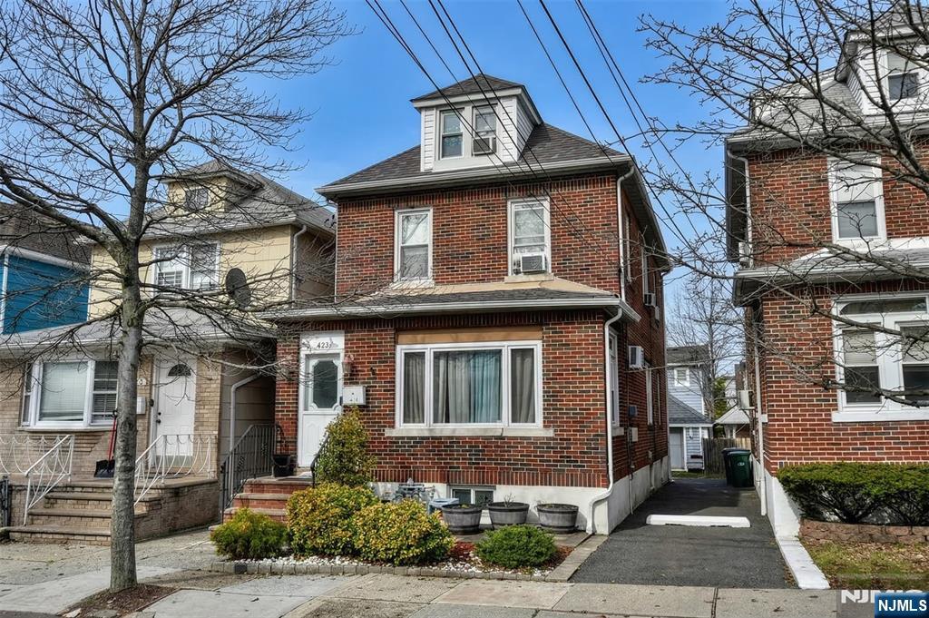 423 8th Street - Photo 1