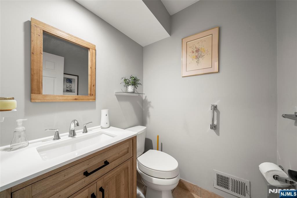 24 Meadowview Court, Leonia, NJ, 07605