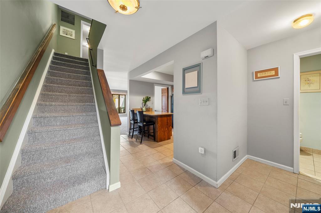 24 Meadowview Court, Leonia, NJ, 07605