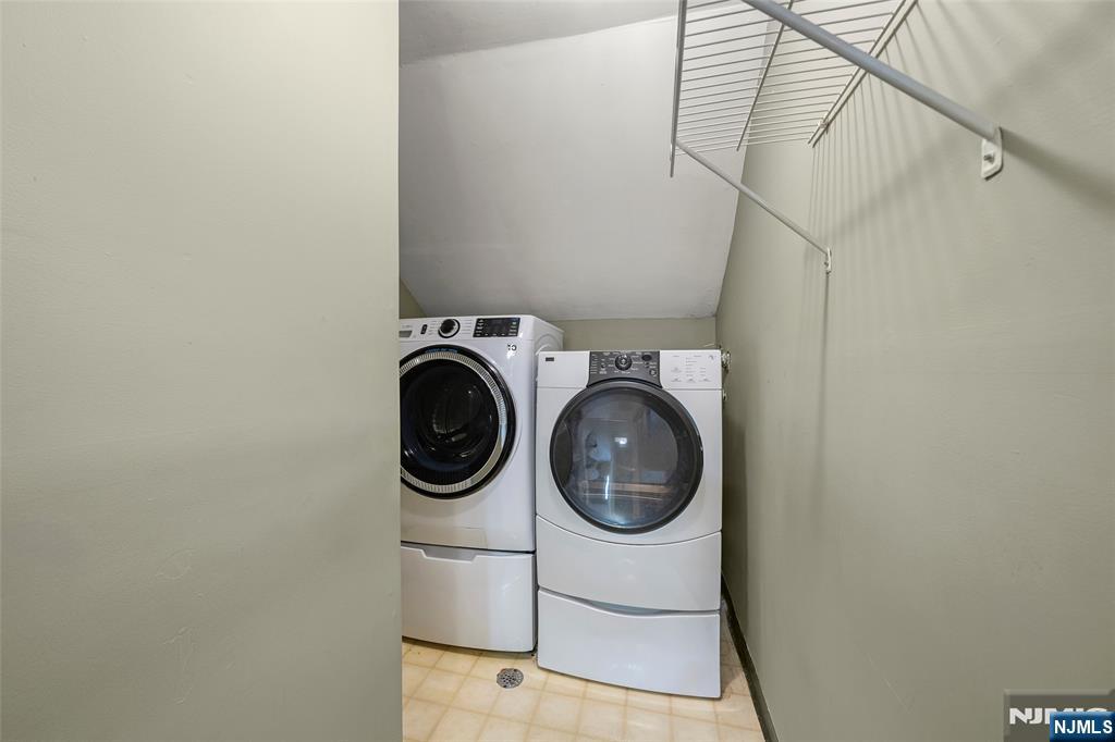 24 Meadowview Court, Leonia, NJ, 07605