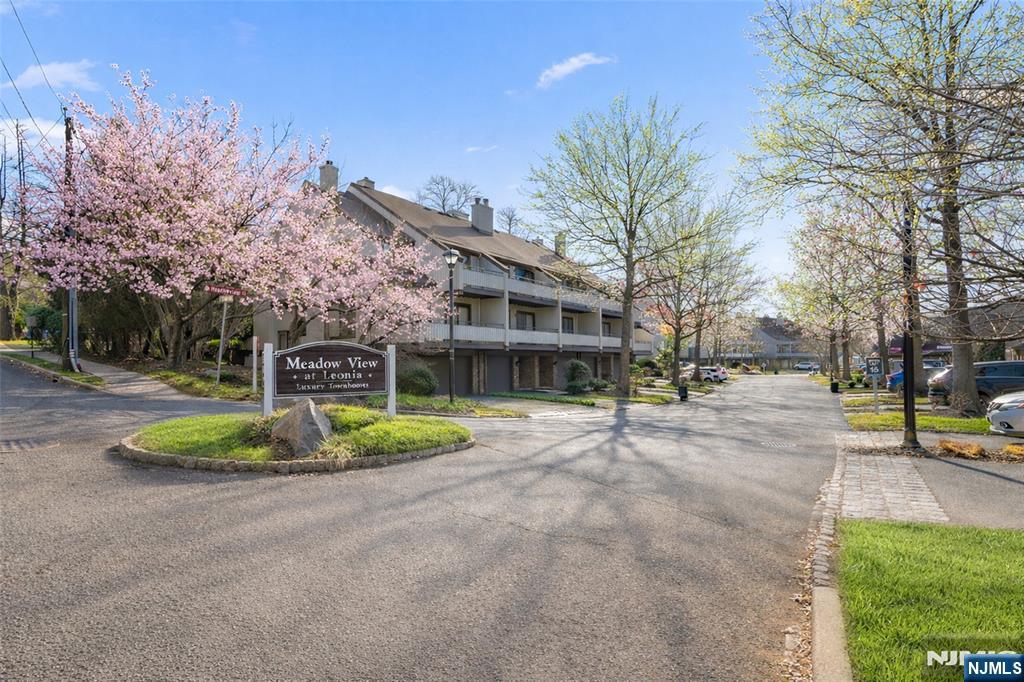 24 Meadowview Court, Leonia, NJ, 07605