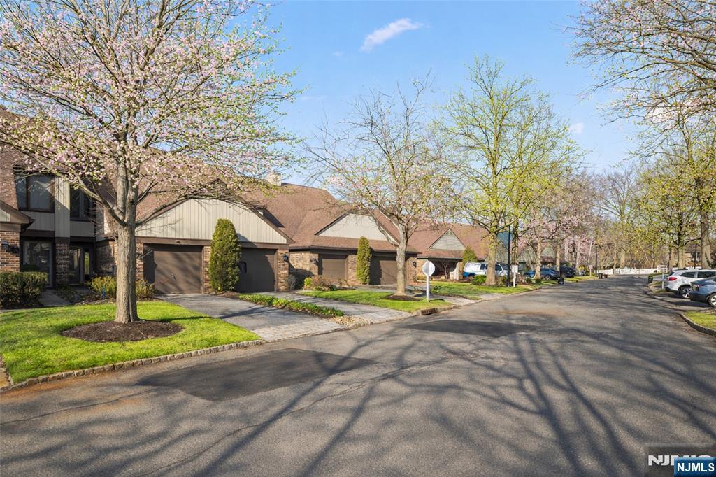 24 Meadowview Court, Leonia, NJ, 07605