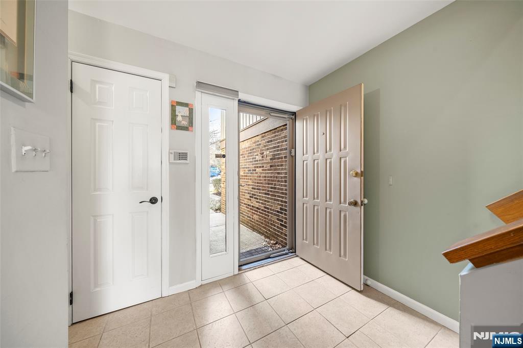 24 Meadowview Court, Leonia, NJ, 07605