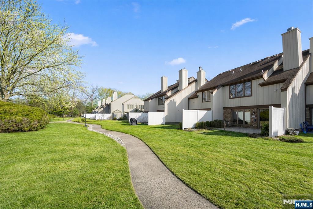 24 Meadowview Court, Leonia, NJ, 07605