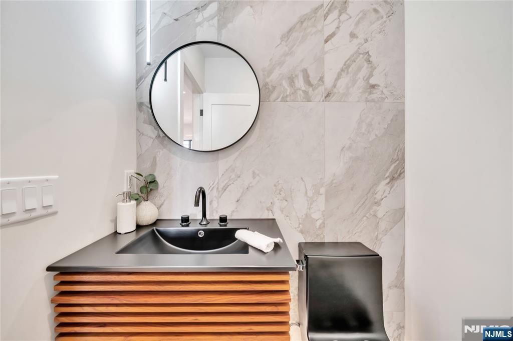 2220 Mackay Avenue, Fort Lee, NJ, 07024