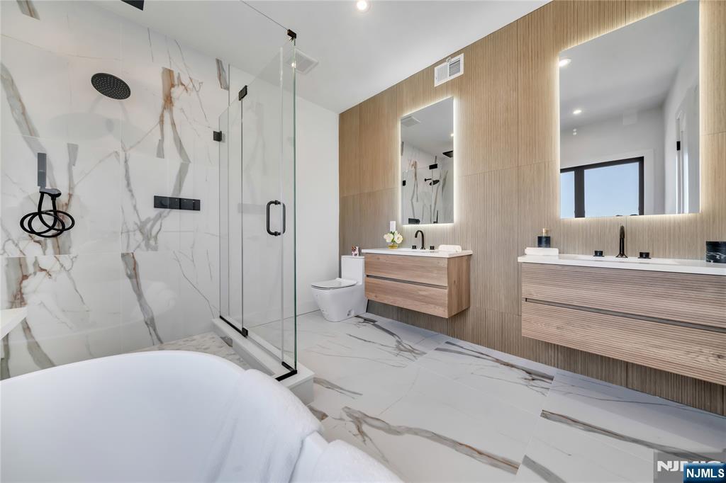 2220 Mackay Avenue, Fort Lee, NJ, 07024