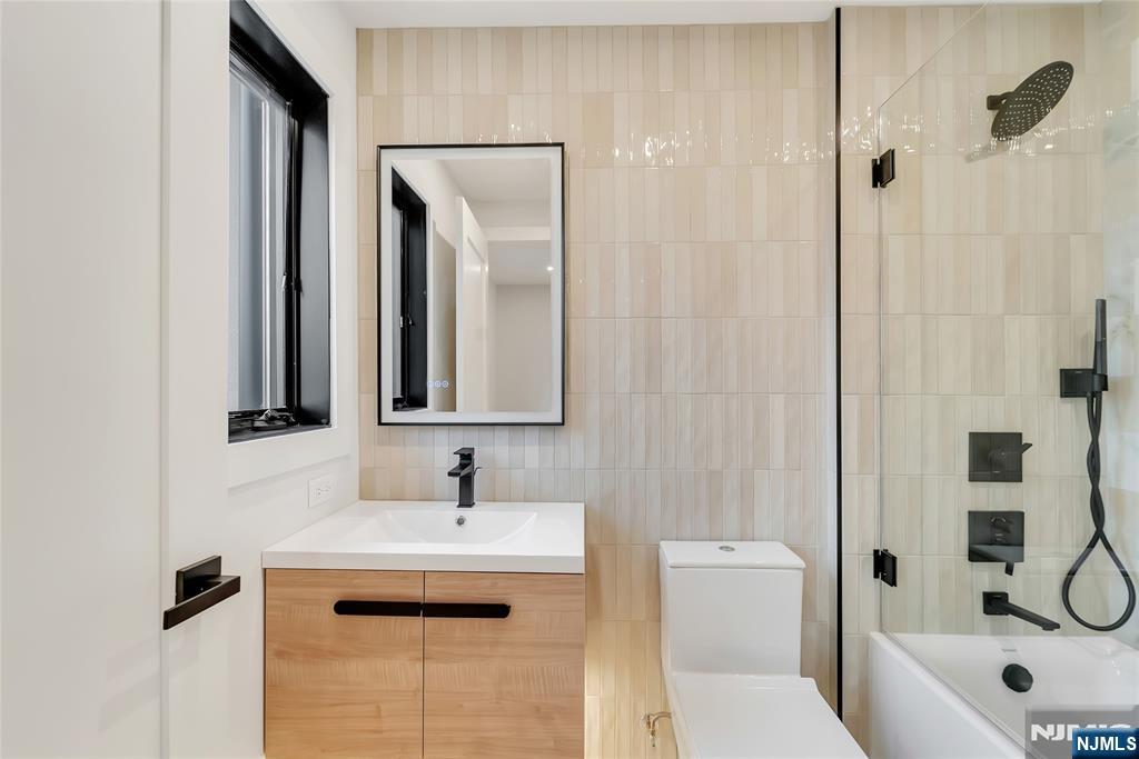 2220 Mackay Avenue, Fort Lee, NJ, 07024