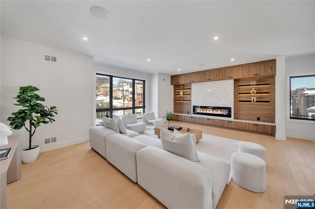 2220 Mackay Avenue, Fort Lee, NJ, 07024