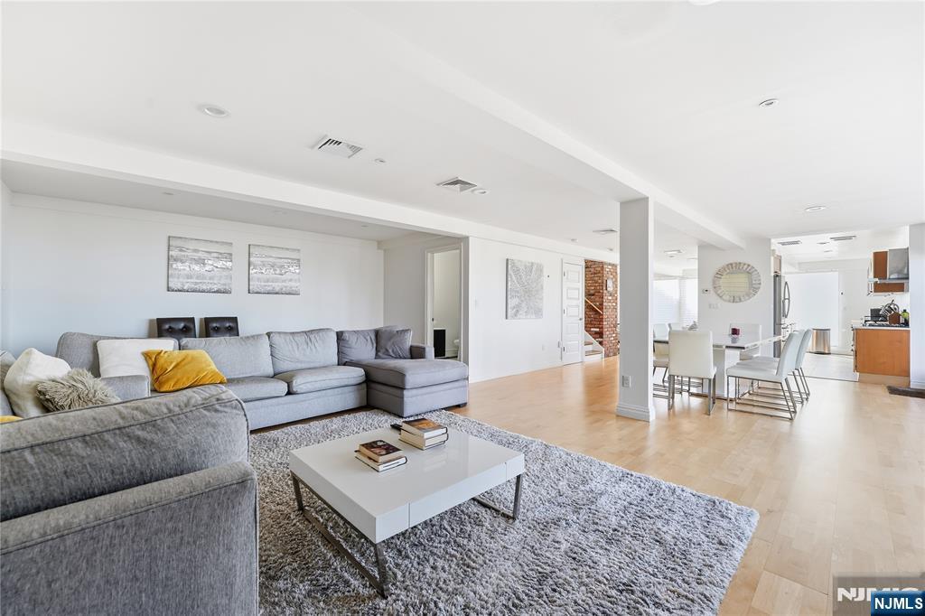 27 Suffolk Lane - Photo 2