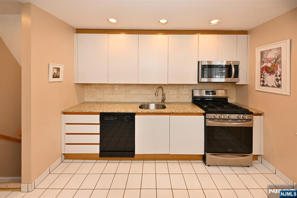 Homes for sale in Paramus, NJ | 368 Elmwood Dr, Paramus, NJ 07652 | MLS# 26002467