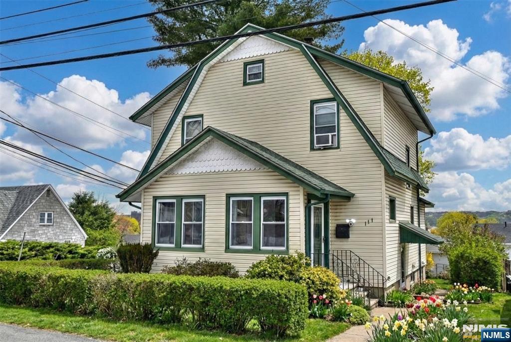 $823,000 Colonial