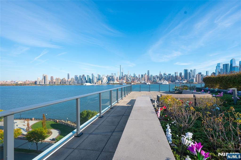 1200 Avenue Port Imp #705