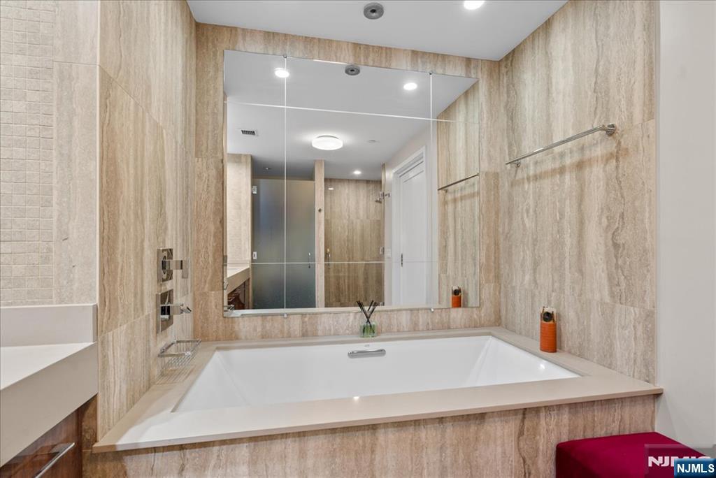 1200 Avenue Port Imp #705