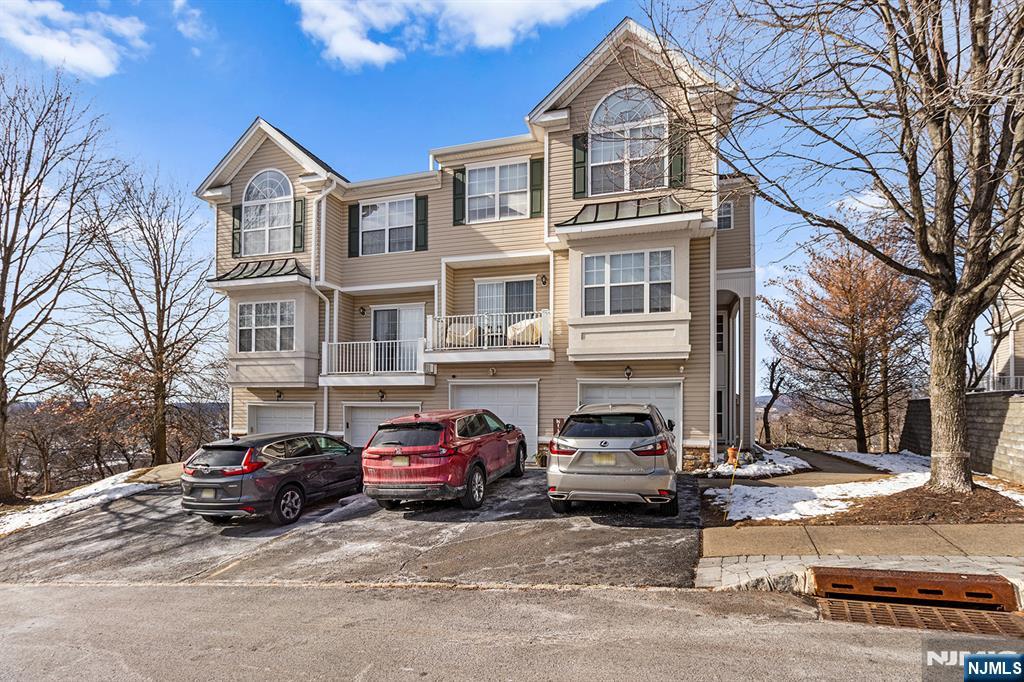 Homes for sale in Pompton Lakes, NJ | 124 Ridge Dr, Pompton Lakes, NJ 07442 | MLS# 26002616