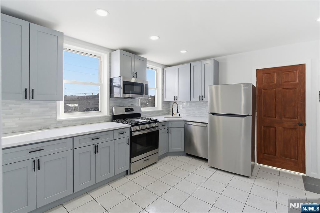 280 Wilson Avenue 2L - Photo 2