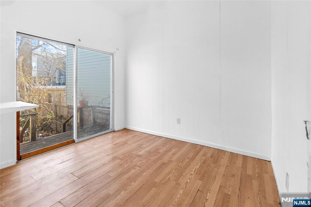 564 Hudson Avenue - Photo 3