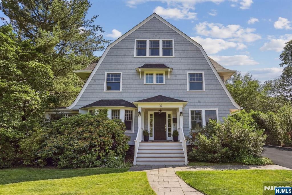 $1,995,000 Colonial