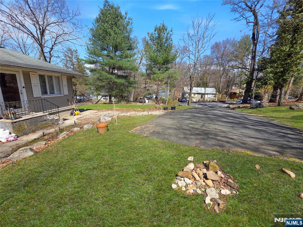 40 Pawnee Ave, Oakland, NJ 07436