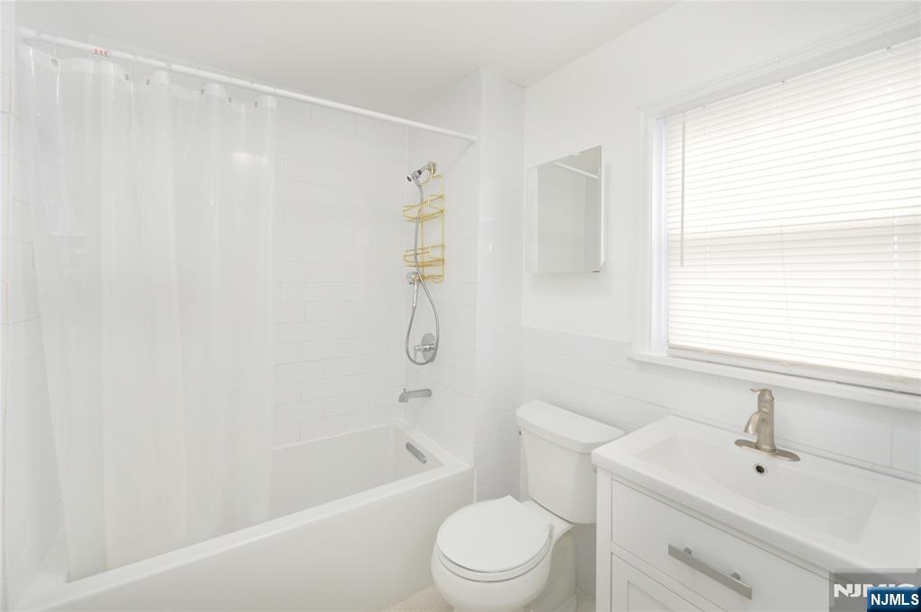 2nd floor full bathroom