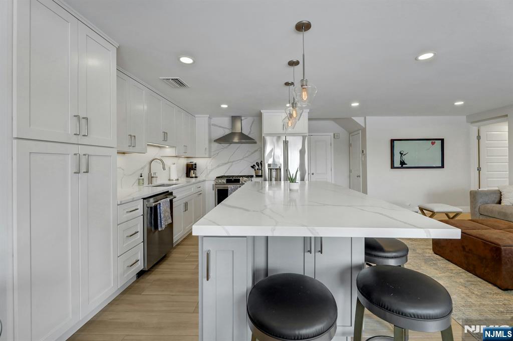 Quartz Countertops & Backsplash