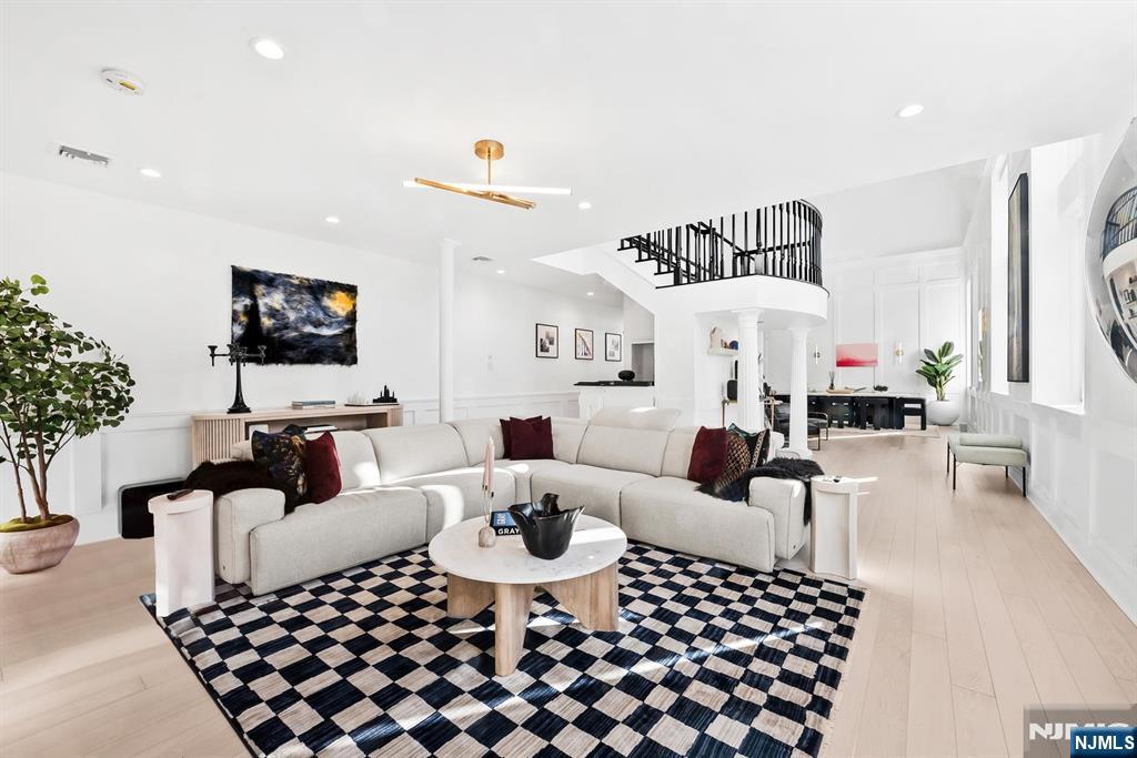 listing main picture