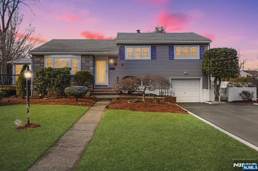 $799,900 Split Level