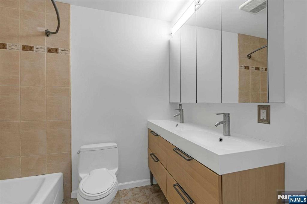 Bath with 2 sinks