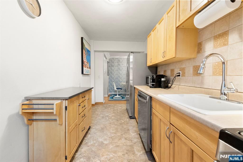 8450 Boulevard E 1H - Photo 9