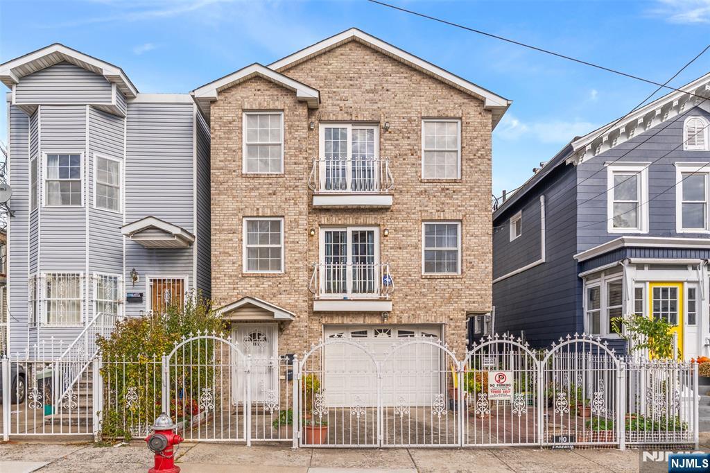 1008 E Grand St, Elizabeth City, NJ, 07201-2618