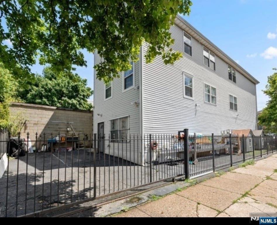 613 20th Street - Photo 2
