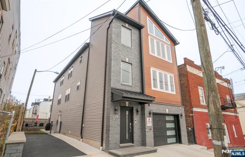 1008 E Grand St, Elizabeth City, NJ, 07201-2618