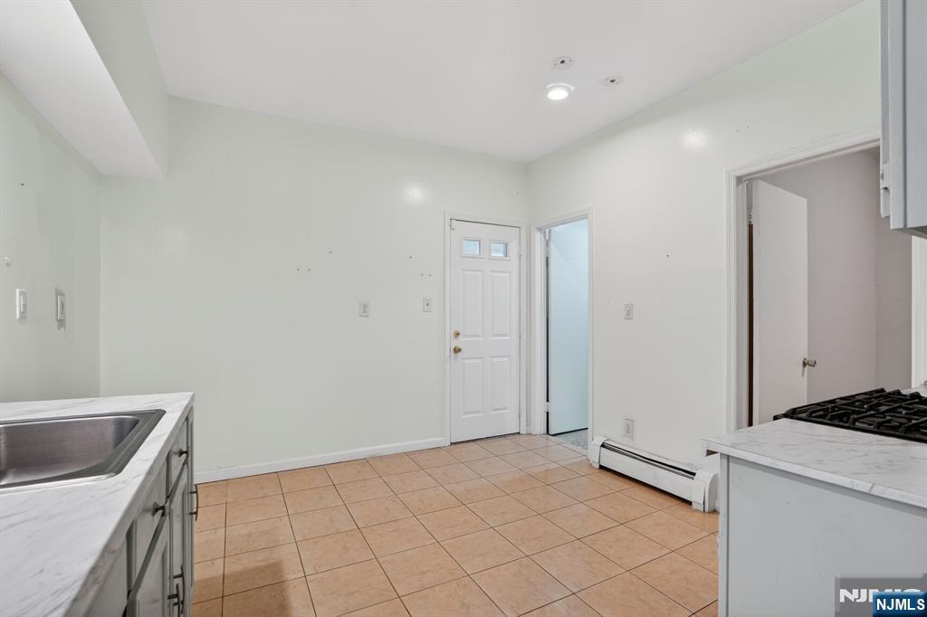 1110 Hampton Place - Photo 3