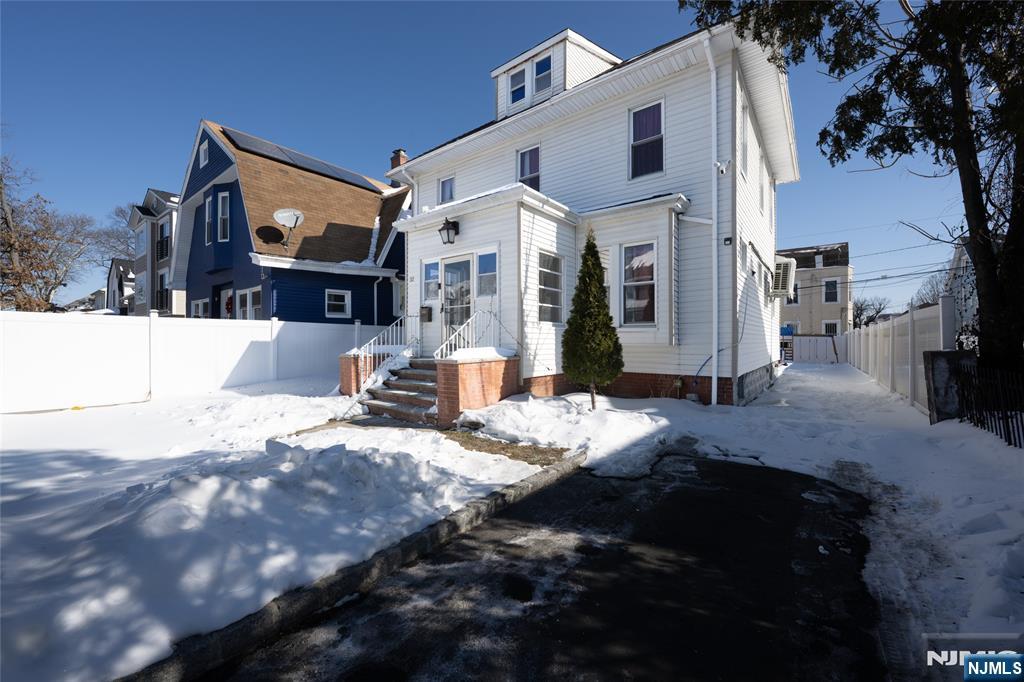 32 Newfield Street - Photo 2