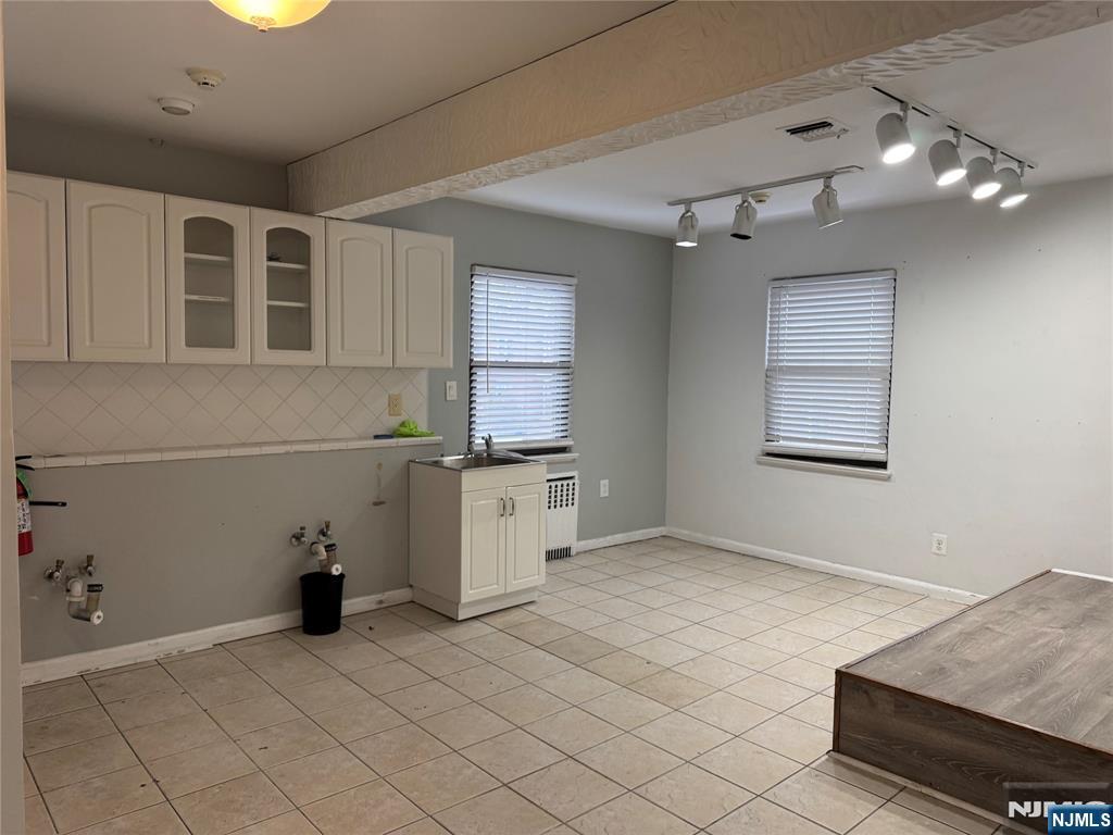327 Bridge Plaza - Photo 4