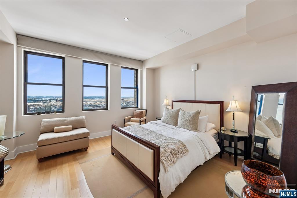 4 Beacon Way #PH 1900