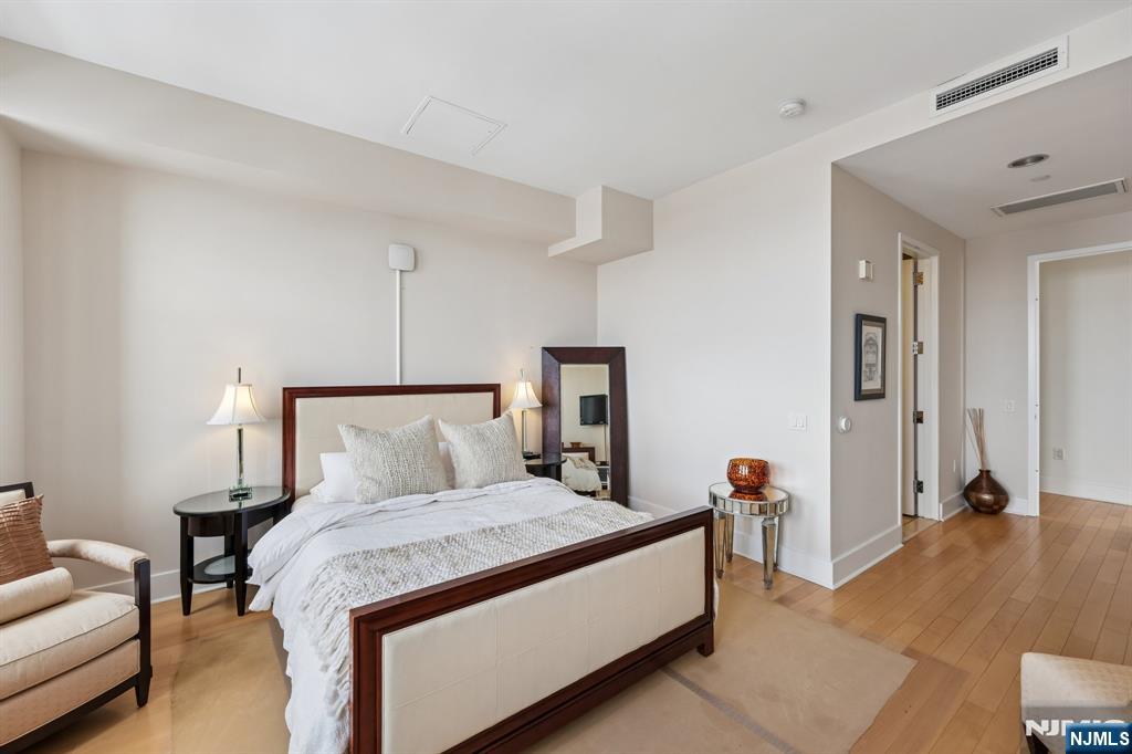 4 Beacon Way #PH 1900