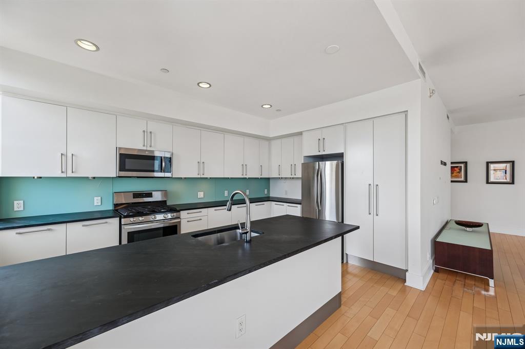 4 Beacon Way #PH 1900