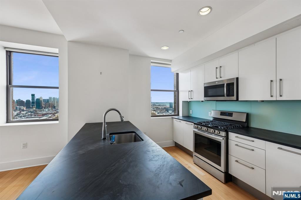 4 Beacon Way #PH 1900