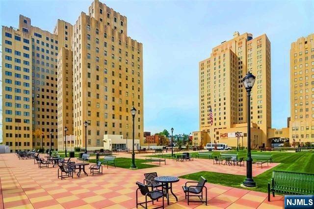 4 Beacon Way #PH 1900