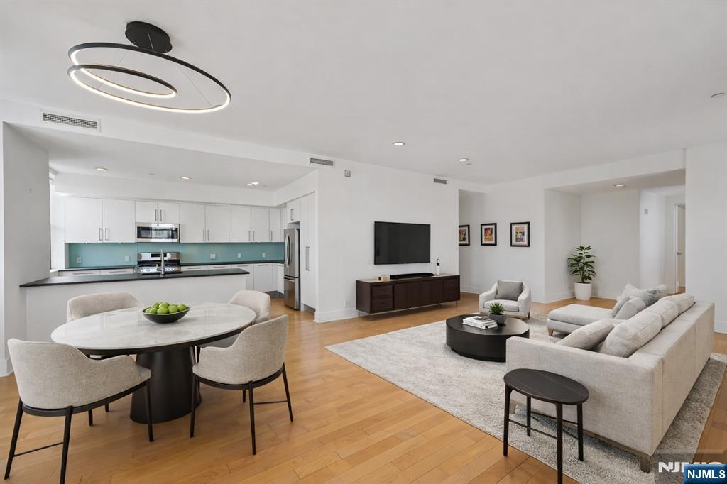 4 Beacon Way #PH 1900