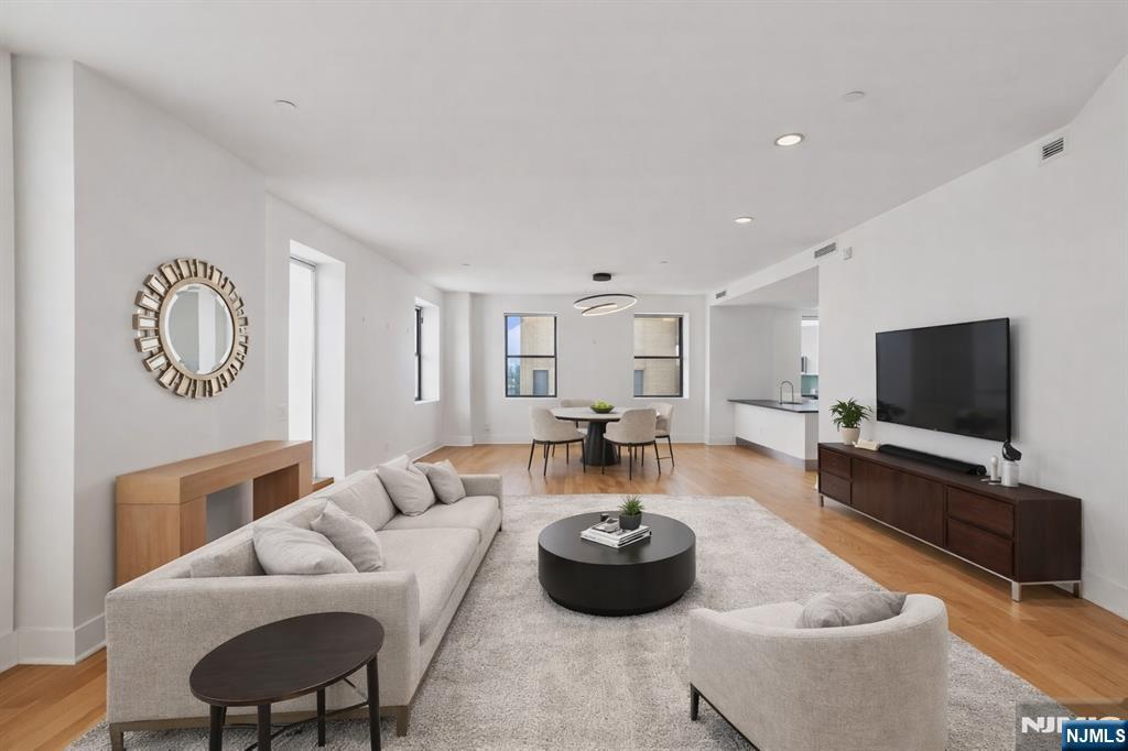 4 Beacon Way #PH 1900