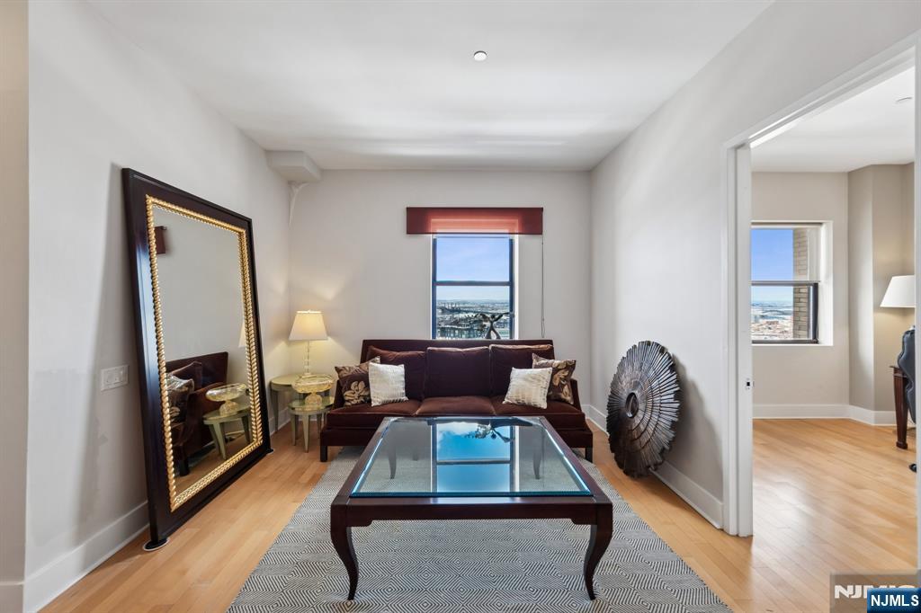 4 Beacon Way #PH 1900