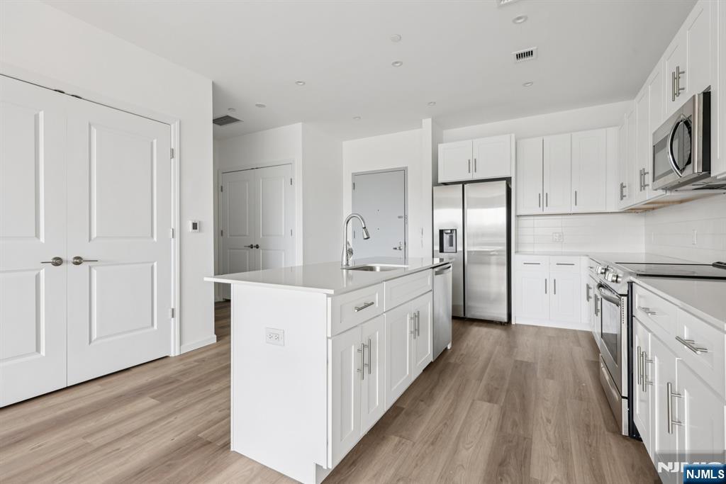 2 Executive, #821, Fort Lee, NJ 07024 Listing Photo  5