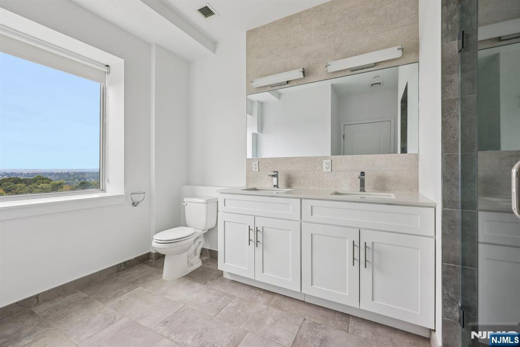 2 Executive, #821, Fort Lee, NJ 07024 Listing Photo  8