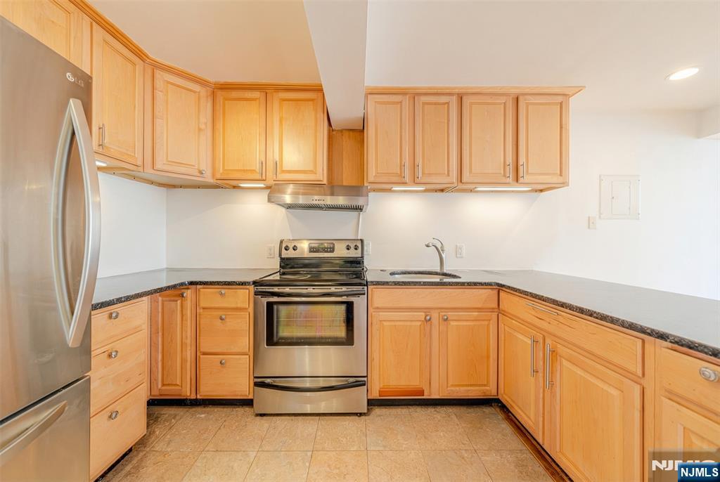 333 Grand Avenue 4B - Photo 3