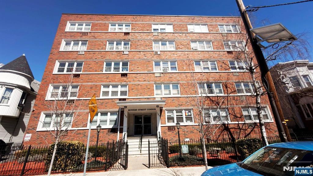 154 Bowers Street 2D - Photo 1