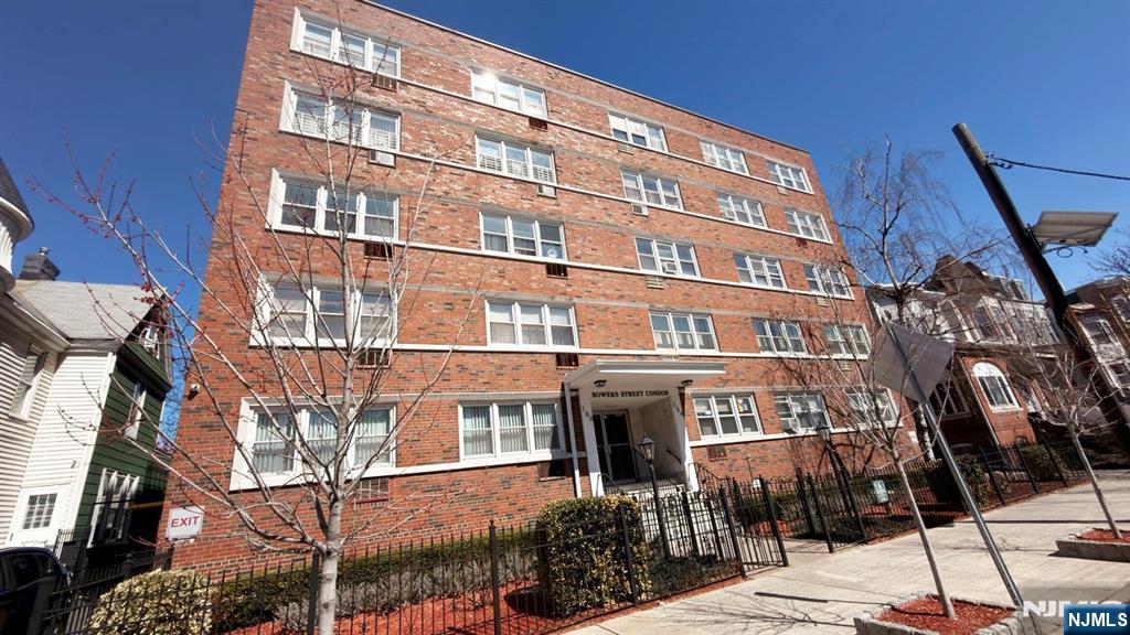 154 Bowers Street 2D - Photo 2