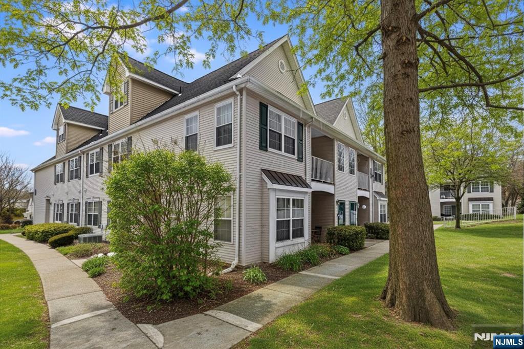 92 Lakeview Terrace, Oakland, NJ, 07436