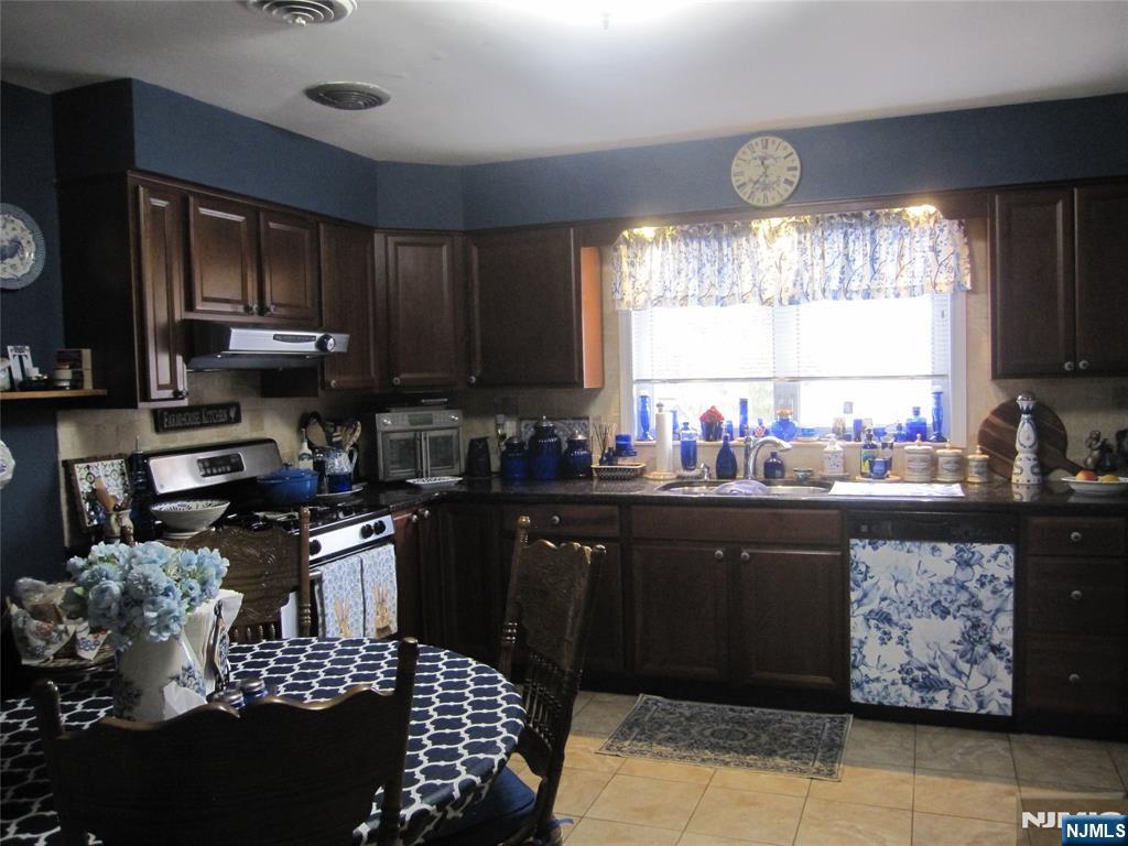 209 Tremont Avenue, Fort Lee, NJ 07024 Listing Photo  11