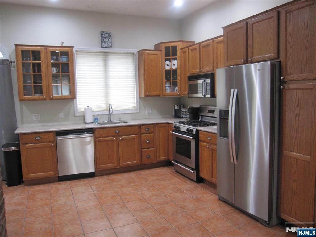 209 Tremont Avenue, Fort Lee, NJ 07024 Listing Photo  5